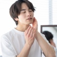 【身だしなみ】親戚高校生ガキ「化粧水がー乳液がー日焼け止めがー日傘がー」　ワイ「軟弱すぎひんか？」　ガキ「え？これが普通っすよw うぉw老害っすかw」