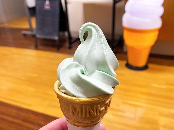 温泉しんわの湯に併設「お食事処 秋田屋」のソフトクリームが衝撃的すぎた