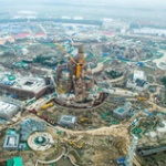 プレオープンした中国上海のディズニーランドがカオス！　勝手に山登りするおっさんまで登場