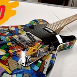 『ボディにレゴがつまったギターをDIY』の画像