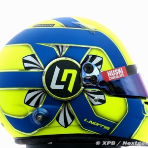 フェリペ・マッサ レーシングスーツとヘルメット写真：2017年F1