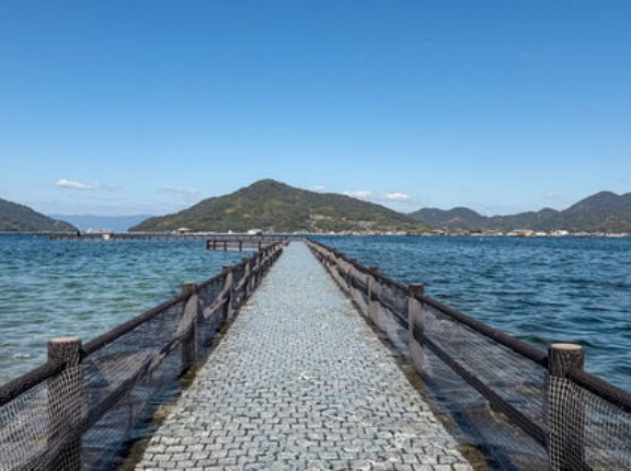 海外「日本にこんな場所が存在してたなんて！」海の中に続く道、広島県江田島市のクリスタルロードを見た海外の反応
