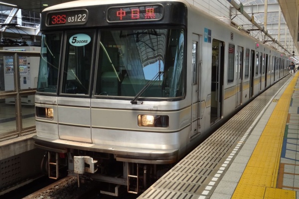 東京メトロ 日比谷線03系 側面方向幕 急行入り 一部ひび割れ