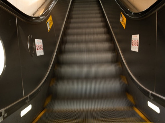 【警告】エスカレーターで歩く奴、マヂでやめとけ！！！.....