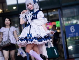 【悲報】コスプレイヤーさん、手がシワシワ