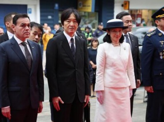 皇嗣両殿下　パラグアイご到着　一日目　アスンシオン市の英雄廟に供花・拝礼