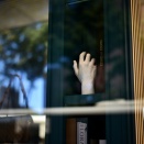 片手が語る、静かなメッセージ
