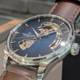 『【ハミルトン】ネイビーとブラウンが秋を彩る。ジャズマスター Open Heart Autoでつくるこなれた腕元』の画像