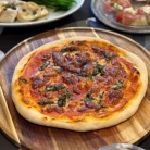 即席生地のピザと、鶏むね肉のスカロッピーネとかの夜ごはん
