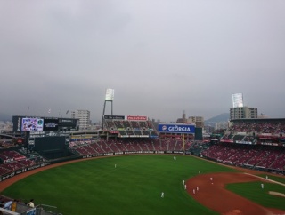 【悲報】空席目立つマツダスタジアム…カープファンはどこへ…
