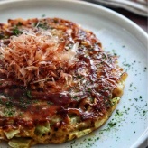 キャベツたっぷりなのに背徳感！カレー風味がクセになる【チーズカレーお好み焼き】
