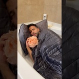 『だるい日ってベッドから出たくないよね、じゃあベッドから出なければいいじゃん』の画像
