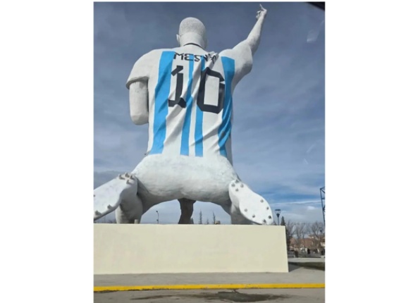 アルゼンチンが建てた巨大なメッシの像が酷過ぎると話題にｗ　海外の反応。