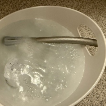 シャワーヘッドのつけ置き掃除｜重曹とクエン酸で年末の水垢を簡単リセット