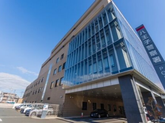 車中泊でナイフ所持「逮捕まで8時間拘束」薬も飲めず自販機も制限　八王子警察署