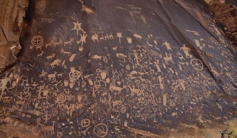 2000年前にインディアンたちが掘った不思議な絵『Newspaper Rock』がスゴイ