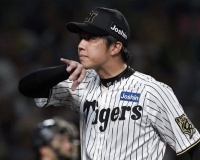 危険球退場の才木浩人、胴上げに参加　デッドボールを当てた石原に一礼の姿も