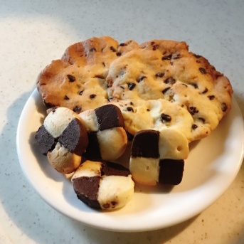 息子、クッキー焼きました。と、キウイのしずく作りました。