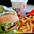 マクドナルドのポテト←Lでも塩分量0.9gです