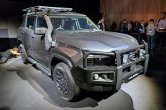 新型パジェロの用品装着車がカッコいいと話題！ カンガルーバーとシュノーケル装着