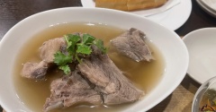 (札幌) 肉厚スペアリブと薬膳スープ「肉骨茶」