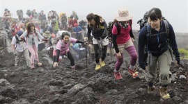 山開きしたばかりの富士山に登山者が殺到