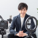 youtubeの登録者数5万人しかいないし特にバズった動画もないのに月60万ももらえて笑う