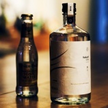 『酒粕と酒樽の香味を楽しむクラフトジン「Sakari Gin 夙川」』の画像