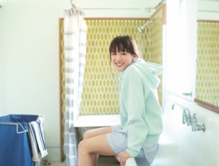 【画像】パーカー女子·綾瀬はるかさんが太ももパンツでカレンダー
