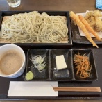 埼玉県比企郡小川町の「手打蕎麦 神部」さんを訪問して、絶品お蕎麦と濃厚なくるみダレとのマリアージュ、そして素材の旨味を楽しめる野菜天ぷらをいただいてきましたよ。