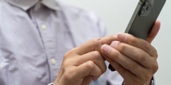 2週間の出張から帰ってきて、昨夜家に戻った。妻のスマホを見ようとしたら、ロック画面にいきなり自分の顔が→