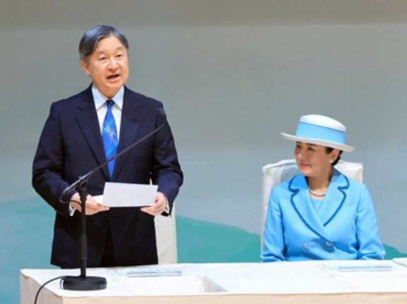 天皇夫妻　「第44回全国豊かな海づくり大会」の式典に出席