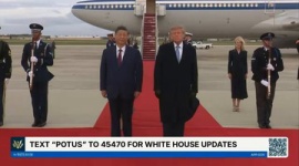 【動画】トランプ、習近平に不意打ちをくらわす…空港で並んで立って米国国歌が流れる中、頭上を轟音と共に爆撃機が横切る