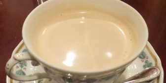ミルクティに張った膜？が美味しそうだねって嫁が言ってた。→膜とミルクティーうっすら残して好きっていってたよね？残り全部のんでいいよ。って言って渡した結果…