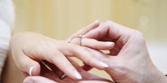 彼にプロポーズされ、サプライズで婚約指輪をもらったのですが、指輪のブランドに不満があります。文句を言いたいと思ってしまう…
