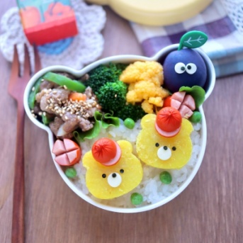 くまちゃんのキャラ弁・ぶどう味のカリカリ梅入り