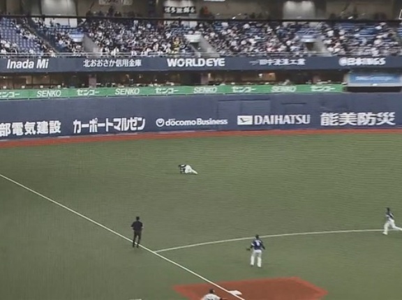 【オリックス対西武5回戦】西武レフト仲三、転倒…