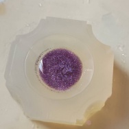 猫も更年期あるのかしら？と、紫色の宝石レジンつくりました。