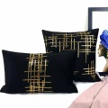 金色のアーティスティック線の黒色クッションカバー