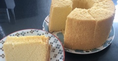 手作りシフォンケーキで朝ご飯。