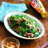 『混ぜるだけで簡単に作れるにんにくの風味にごま油の香りが食欲をそそるドレッシングで♪「ごま油香るさっぱりにんにく酢醤油de春菊と牛肉のサラダ」【レシピ1933】【スパイス大使】』の画像