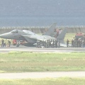 【ﾌｧﾝｻﾏﾘｨ】自衛隊のF15戦闘機が緊急着陸　那覇空港の滑走路上で機体が左翼に傾く