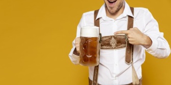 私はいつも自宅でお酒を飲む。なぜなら、娘が一緒に乾杯してくれるからだ。