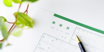 結婚後、発達障害と統合失調症であることが判明。主人は気にしなくていいと言ってくれましたが、申し訳なくて仕方がないです。離婚すべきでしょうか？