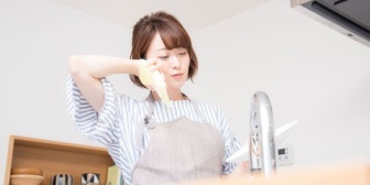 彼の家で掃除していると、横になっている彼から褒められるが、すごくイラっとするんだ。