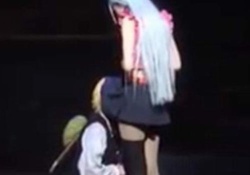 【動画あり】どういうことやねん。梅ちゃん…。舞台中のけしからん映像がコレｗｗｗｗｗ