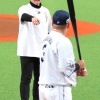 杉谷拳士さん、始球式でバッターにもキャッチャーにも無視される