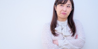 ママ友たちの集まりで、新しいおもちゃを持っていったら「いいねえ、すぐおもちゃを買ってもらえて」という嫌味を言われ、妻が悩んでいる。嫉妬深いママ友にどう対応すればいい？