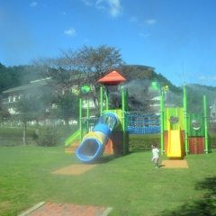 金山ふれあいパークにミスト付遊具新設