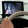 EU、運転者の行動を監視し、場合によっては車両を停止させる目的で、すべての新車に運転席側カメラの設置を義務付け